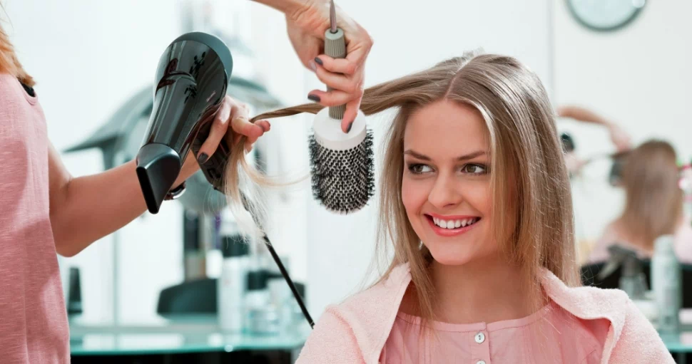 suszenie włosów kobiety